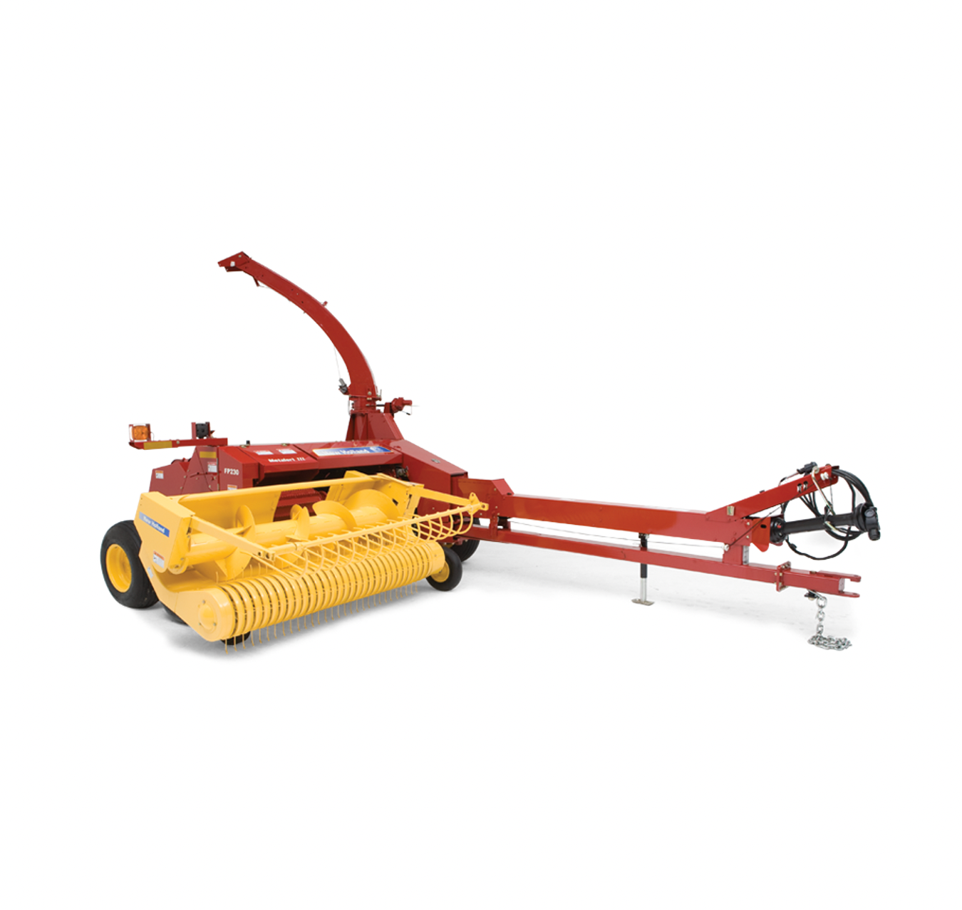 Un tractor amarillo y rojo con un remolque acoplado.