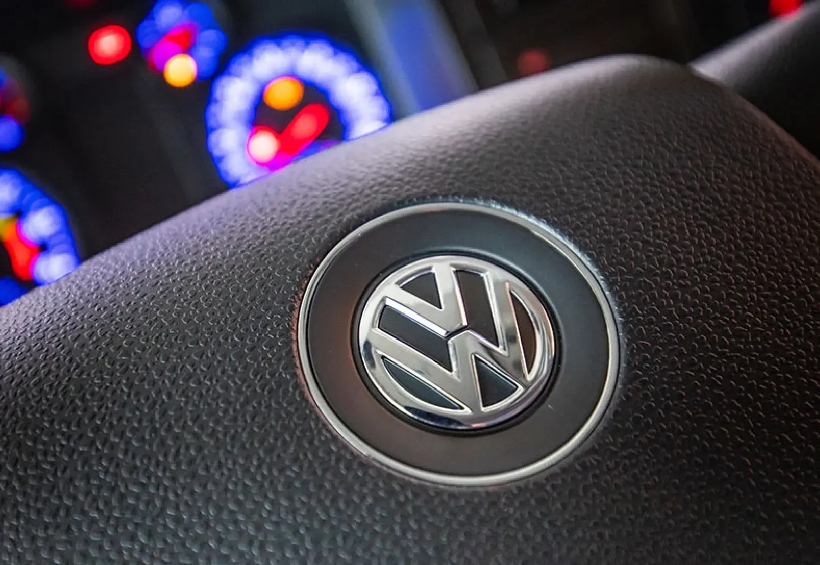 Un hombre está sentado en el asiento del conductor de un camión volkswagen honduras.