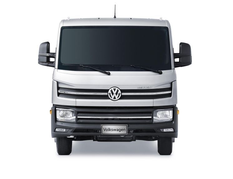 El frente de una furgoneta Volkswagen blanca sobre un fondo blanco.