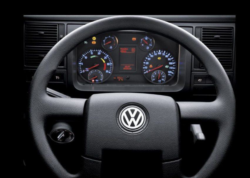 Tablero de instrumentos de una camioneta Volkswagen, volante color negro con indicadores y pantalla digital.