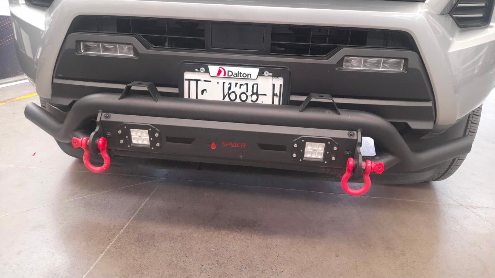 Pel&iacute;cula de seguridad instalada en camioneta en un taller moderno