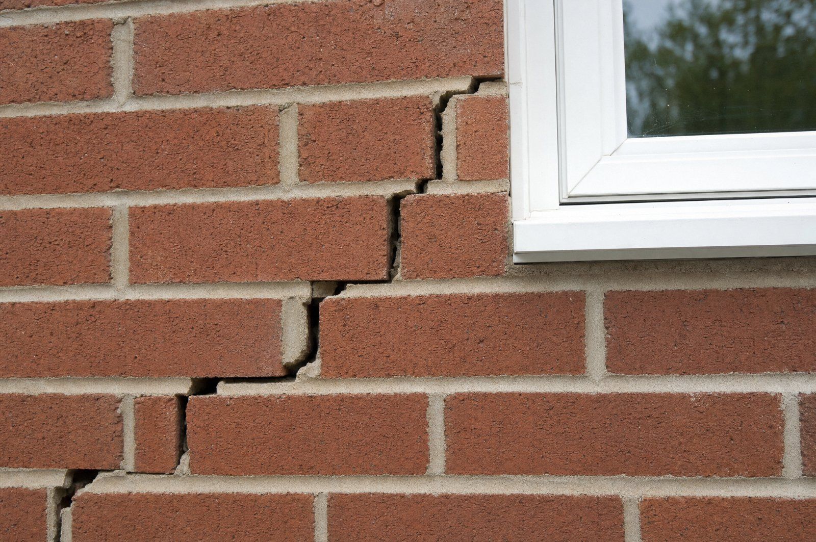 Stepped structural crack in exterior brickwork recorded as a major defect in a building and pest inspection report