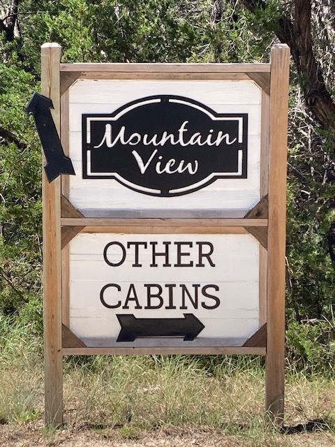 Wooden sign reading “Mountain View” and “Other Cabins” with a right-pointing arrow.