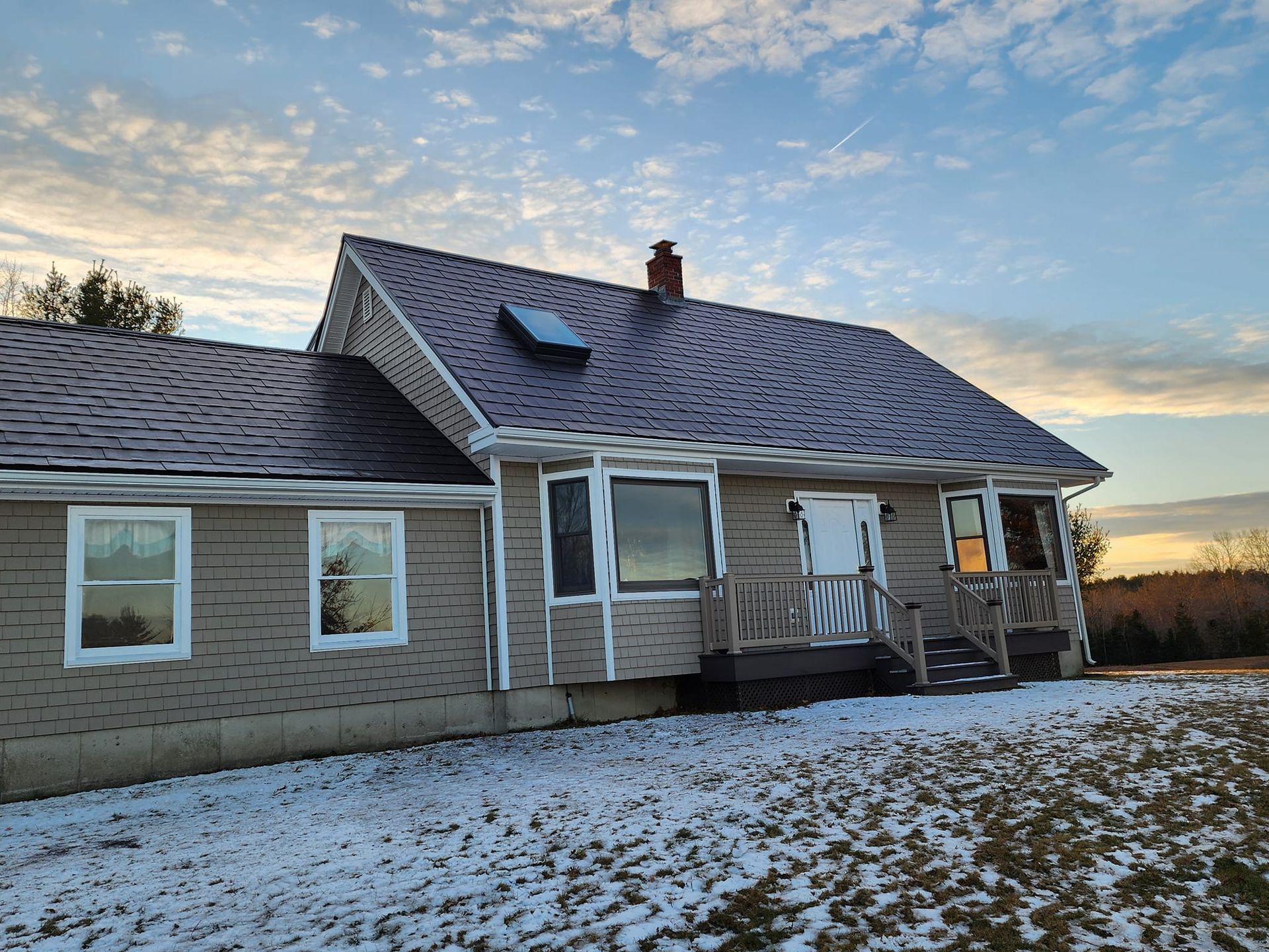 A house with a roof that is covered in snow.