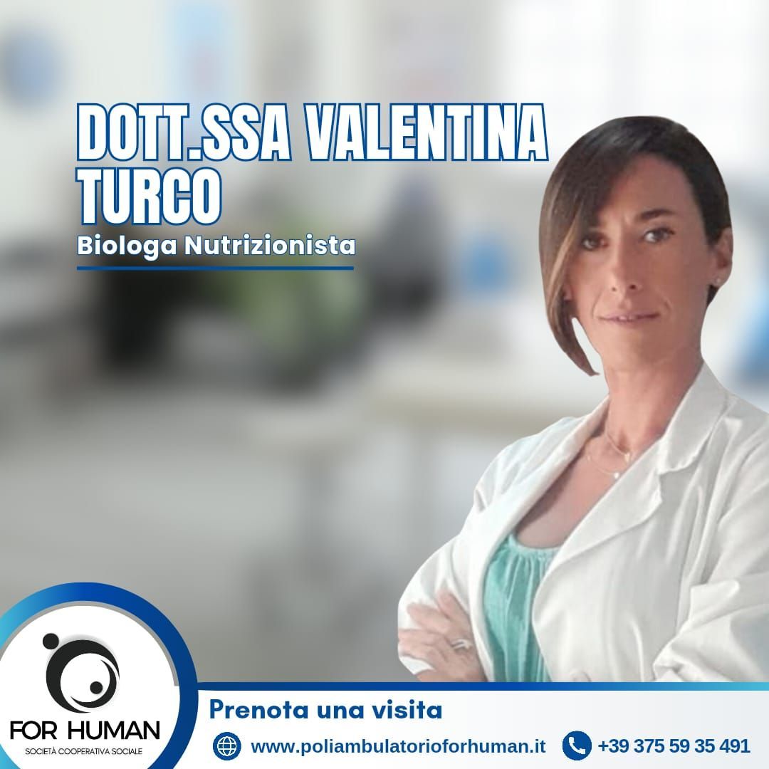 Una donna con un camice bianco, Valentina Turco, nutrizionista, promuove la sua pratica