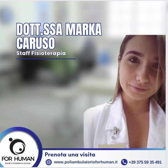 Pubblicità per la fisioterapista Dott.ssa Marka Caruso. Foto di una donna sorridente in camice. Sono inclusi i recapiti e il logo.