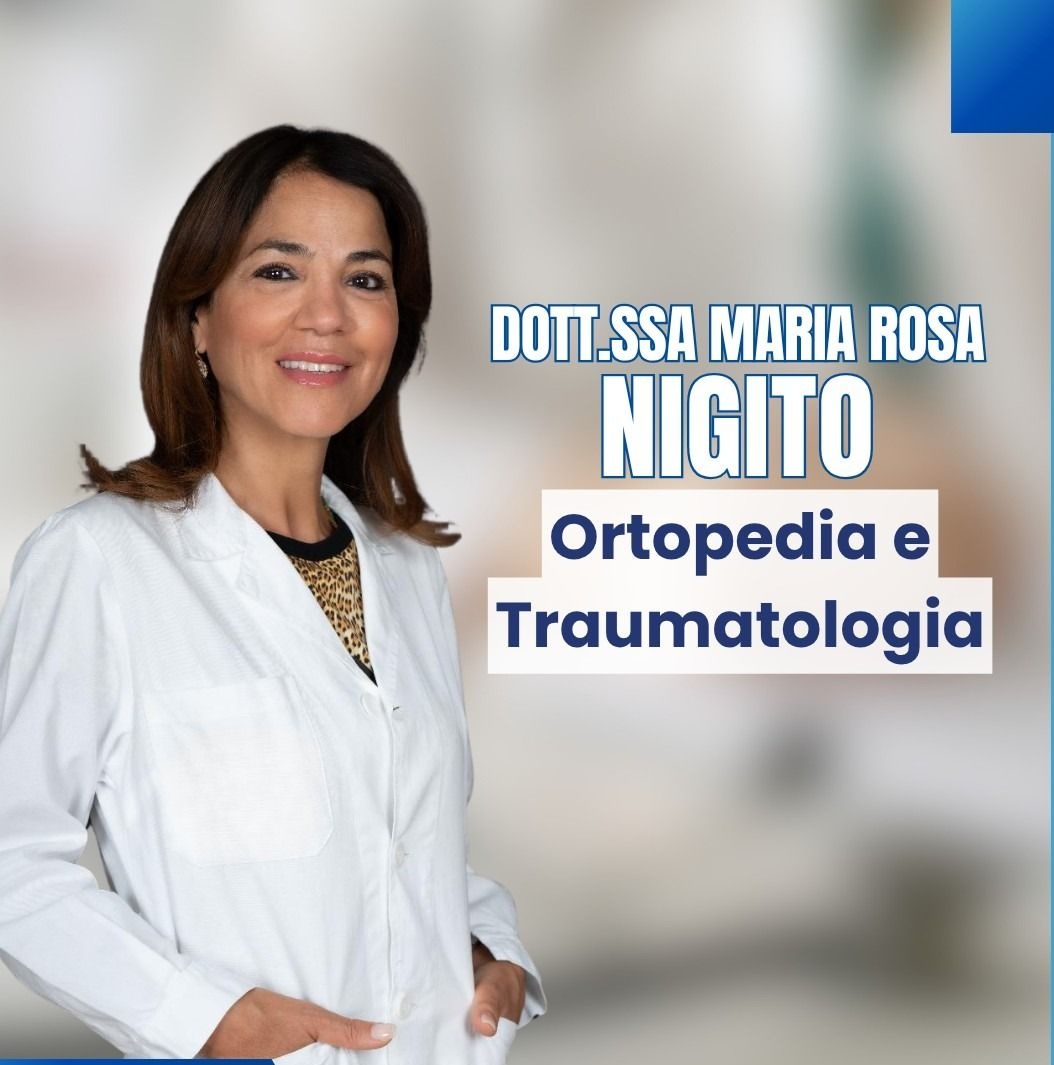 Il dottor A.S. Maria Rosa Nigito, sorridente in camice bianco, Ortopedia e Traumatologia.