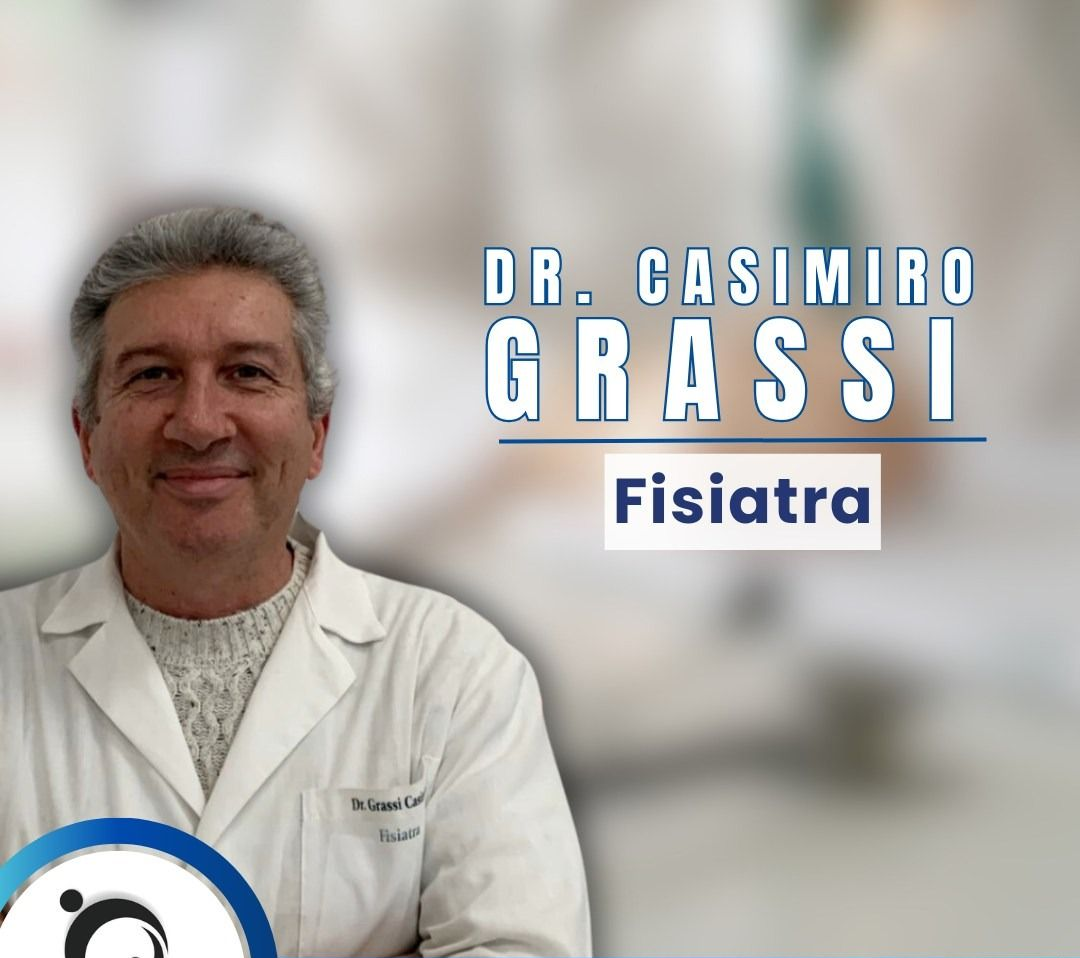 Il dottor Casimiro Grassi, fisioterapista, sorride indossando un camice e un testo sovrapposto.