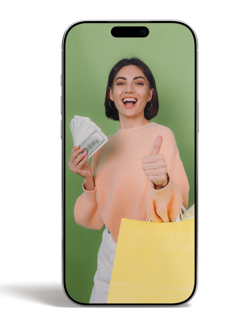 Una mujer sonríe, sostiene dinero en efectivo y levanta el pulgar detrás de una bolsa de compras amarilla en la pantalla de un teléfono inteligente.