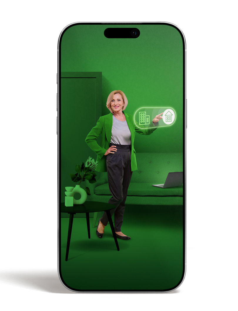 Mujer con traje verde de pie sobre la pantalla verde de un teléfono inteligente en un escenario minimalista.
