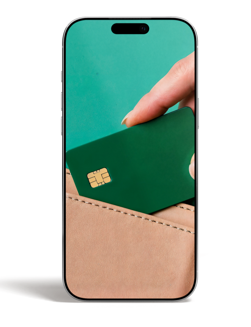 Una mano sostiene una tarjeta de crédito verde cerca de una cartera color canela en la pantalla de un teléfono inteligente.
