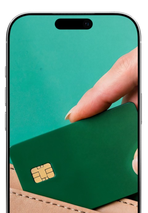 Mano sosteniendo una tarjeta de crédito verde cerca de la pantalla de un teléfono inteligente con fondo verde.