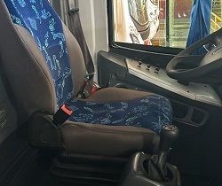 Vista do interior da cabine do motorista de um ônibus da viação São Bento