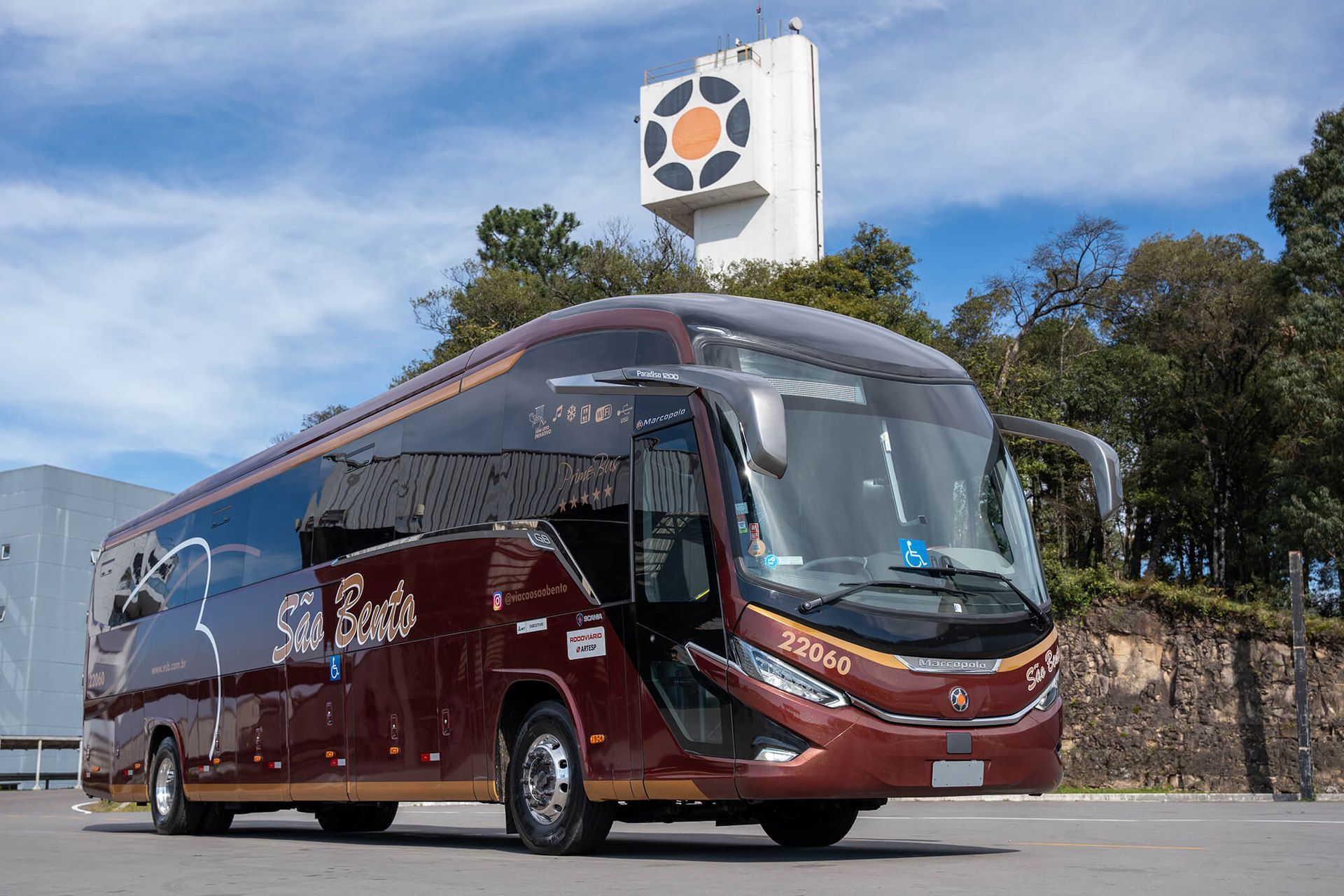 Cinco ônibus brancos e vermelhos da viação São Bento de classes diferentes estacionados lado a lado