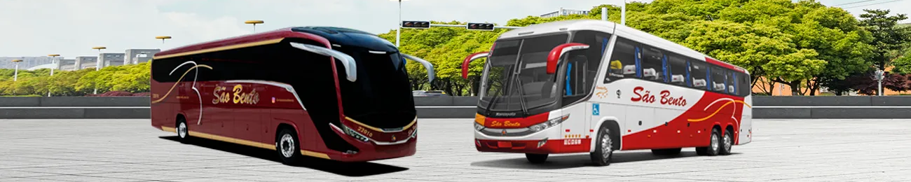 Dois ônibus vermelhos e brancos estacionados lado a lado em uma superfície pavimentada. Árvores são visíveis ao fundo.