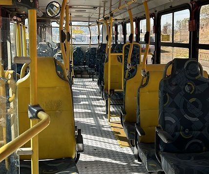Vista de frente do interior de um ônibus da metropolitano viação São Bento