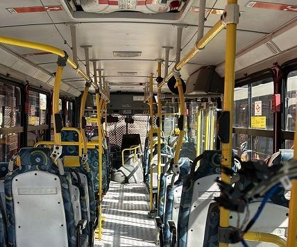 Vista de costas do interior de um ônibus da metropolitano viação São Bento