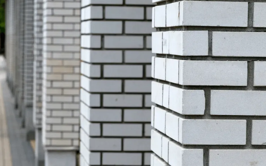 A row of white brick columns recedes into the distance, showing an architectural perspective.