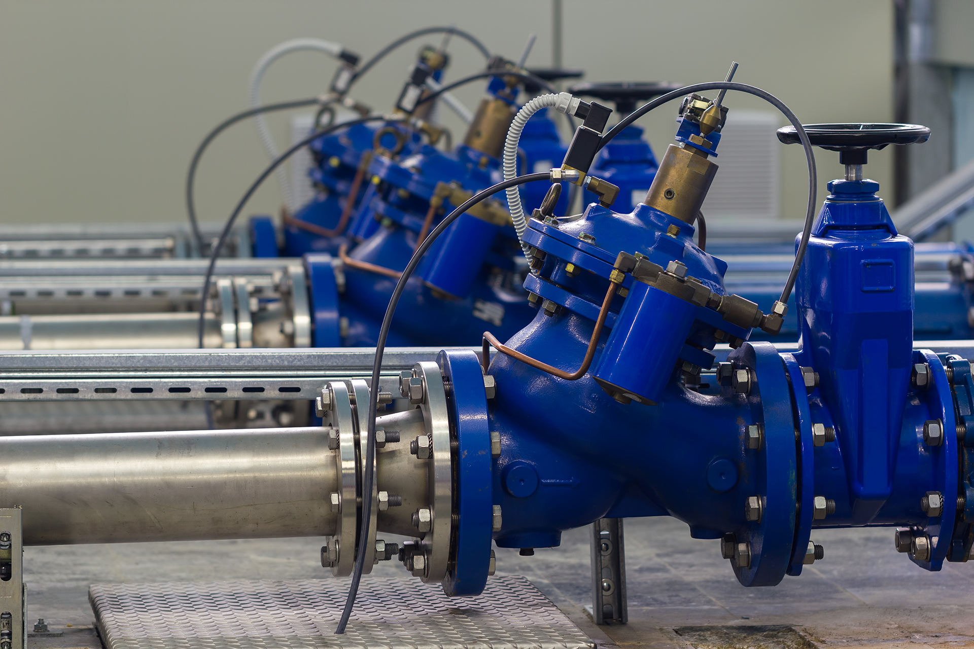A bunch of blue pipes are lined up in a row