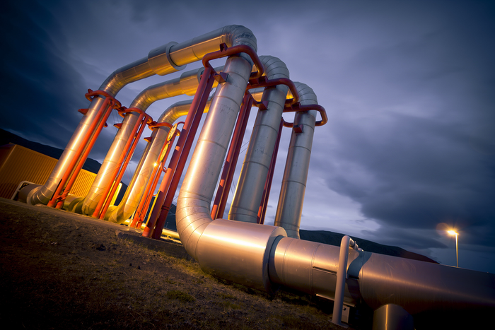 A bunch of pipes are lined up in a row