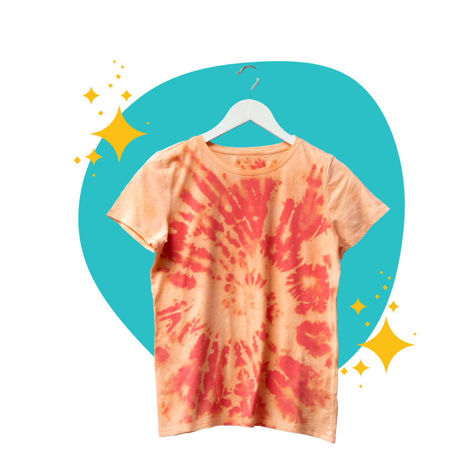 T-shirt tie-dye color pesca e corallo appesa a una gruccia con sfondo verde acqua e brillantini