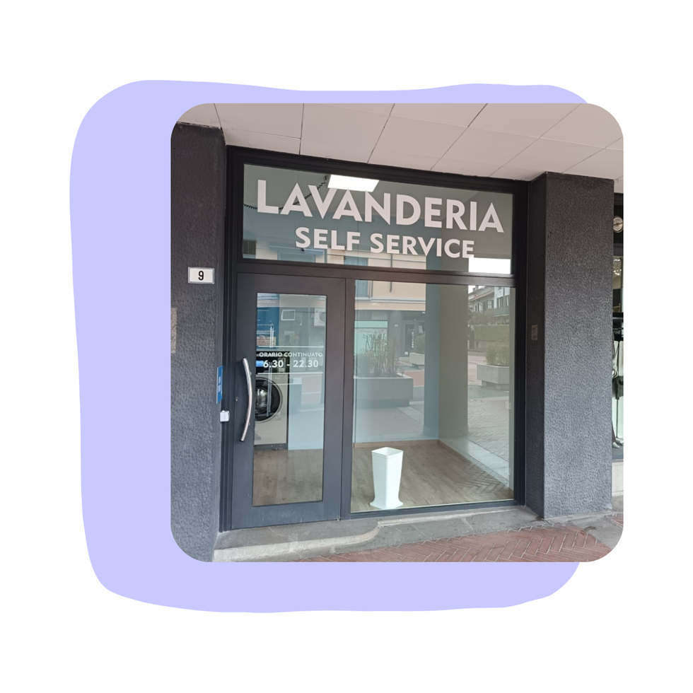 L'ingresso del negozio, con la scritta