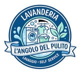 Logo della lavanderia a gettoni con lavatrice, panni stesi, foglie e la scritta “L'angolo del clean” in blu e bianco