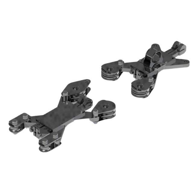 Due parti metalliche dall'aspetto robotico, con molteplici sporgenze e caratteristiche cilindriche.