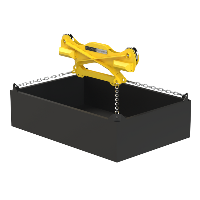 Dispositivo di sollevamento giallo che afferra un bidone rettangolare nero con delle catene.