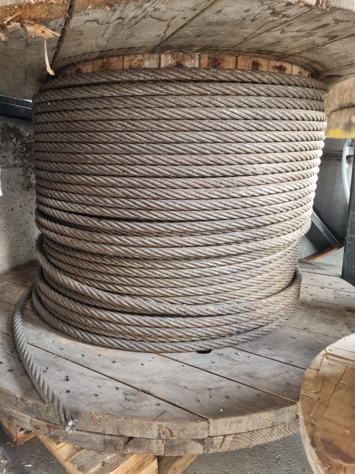 TREATS 300 M OF ROPE WITH A DIAMETER OF 22 MM COMPACTED ON A REEL