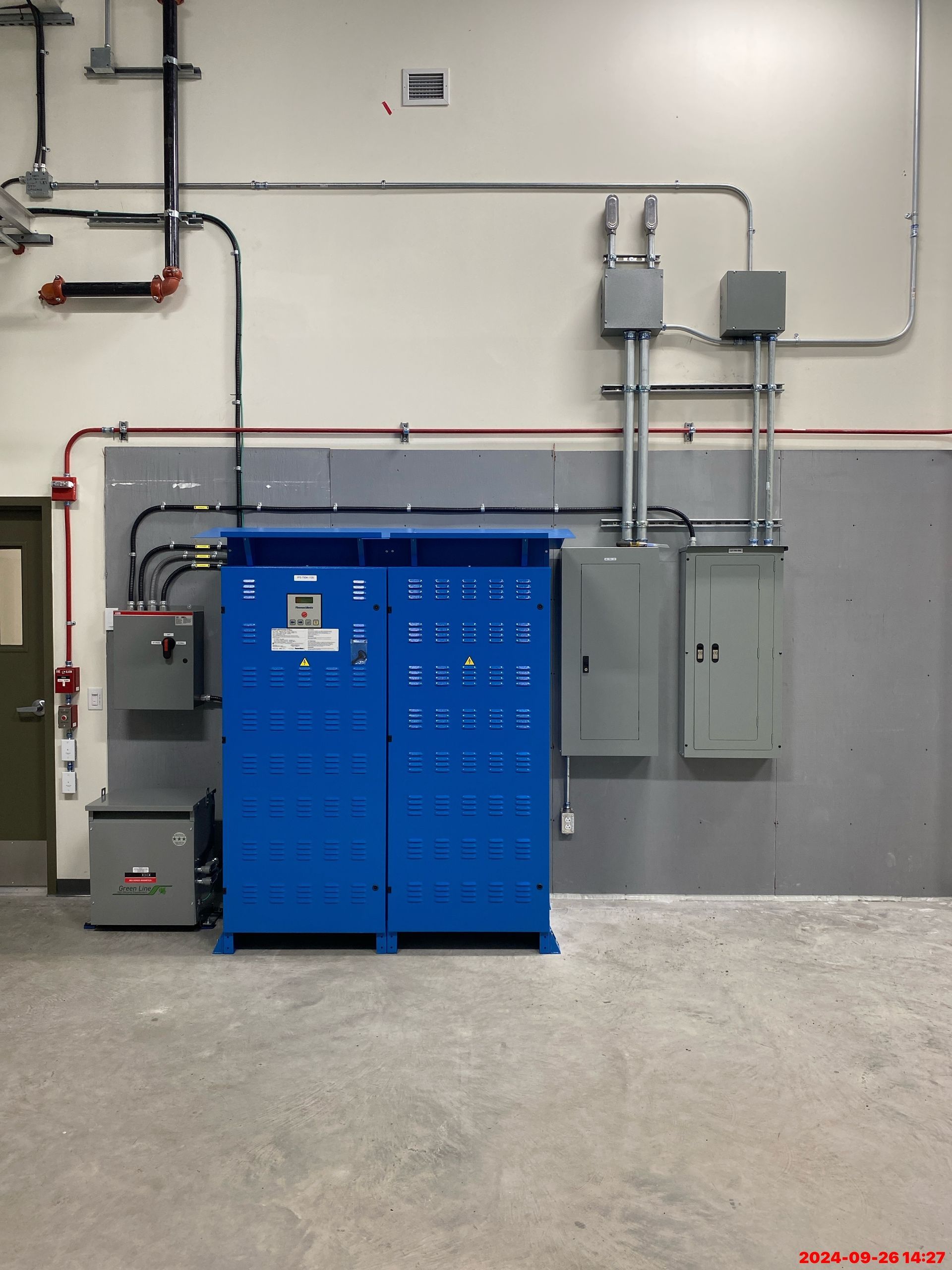 Une armoire bleue avec un autocollant indiquant « électrique » dessus