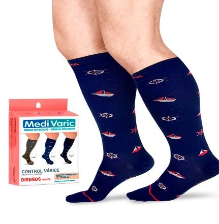 Calcetines de compresión azules hasta la rodilla con estampado de peces junto al envase de MediVari.