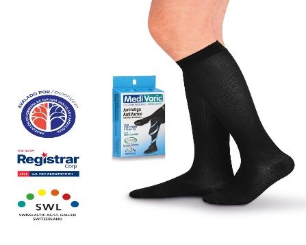 Calcetines de compresión negros para pantorrillas mostrados con el embalaje del producto y los logotipos de certificación sobre un fondo blanco.