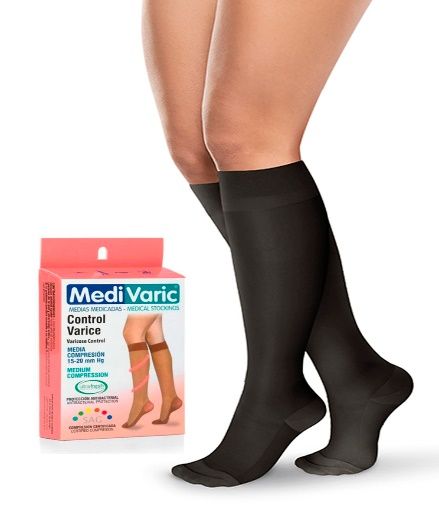 Calcetines de compresión MediVaric de color negro, mostrados puestos en las piernas junto al embalaje del producto.