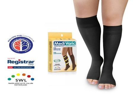 Calcetines de compresión para la rodilla Medi Varic mostrados con el logotipo y el embalaje sobre un fondo blanco.