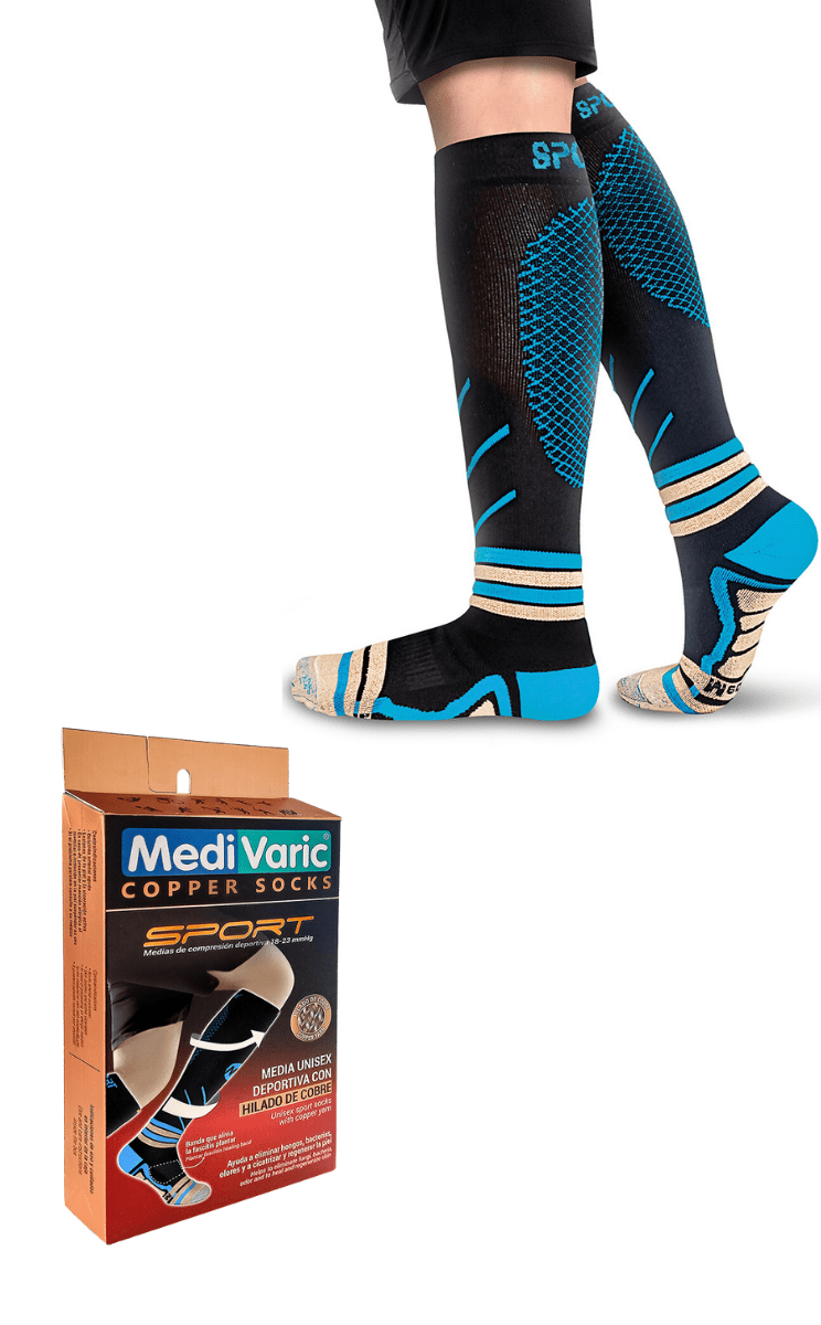 Calcetines de compresión negros y azules en las piernas junto a una caja de productos MediVaric sobre un fondo blanco.