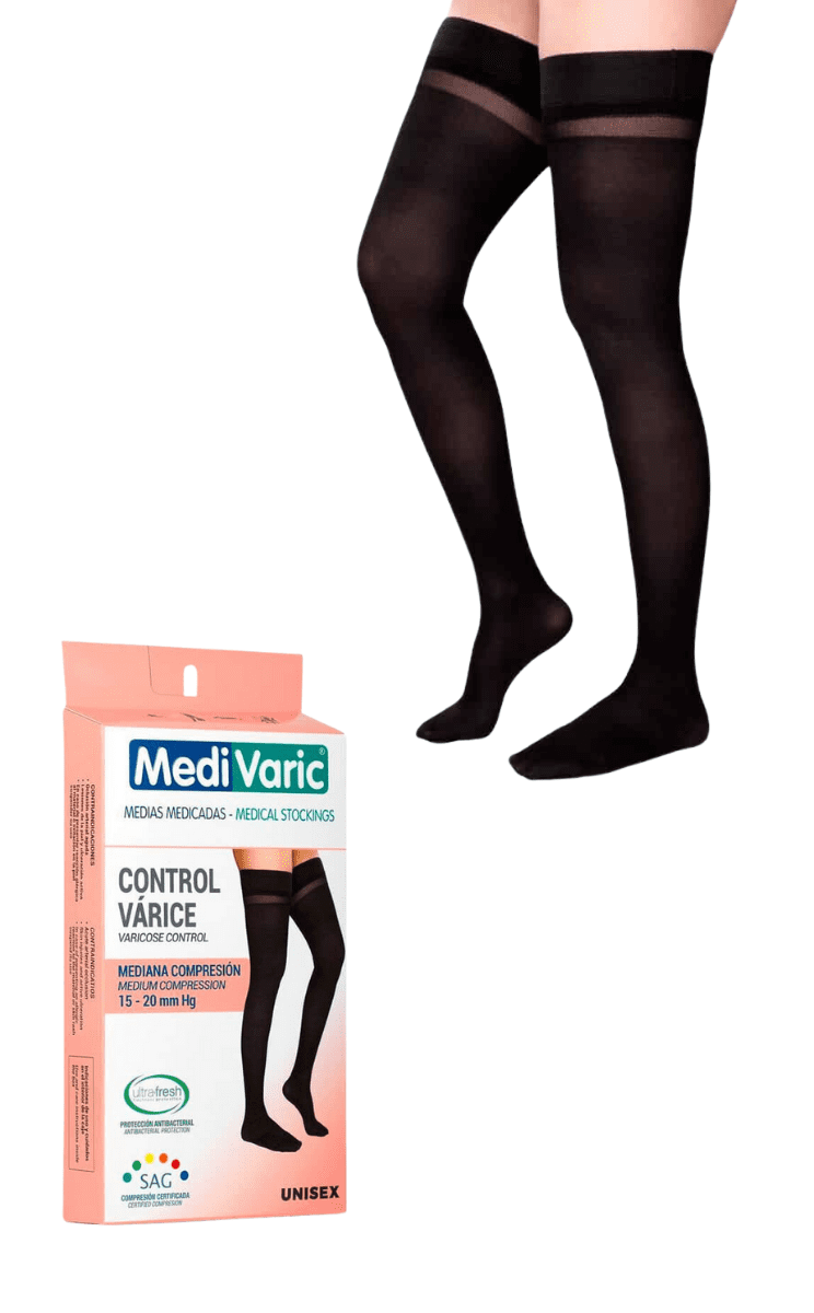 Medias negras de compresión hasta el muslo en una modelo, con una caja de producto Medi Varic al lado.