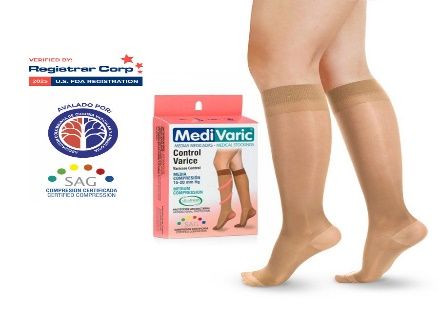 Paquete de medias de compresión Medi Varic junto a las piernas que llevan medias hasta la rodilla de color beige.