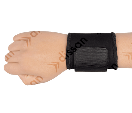 Primer plano de un maniquí de mano con una muñequera o correa de soporte negra.