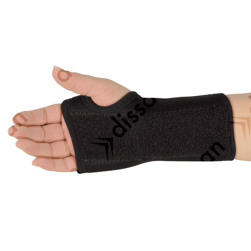 Soporte negro para la muñeca/pulgar colocado en una mano, mostrando la palma abierta.