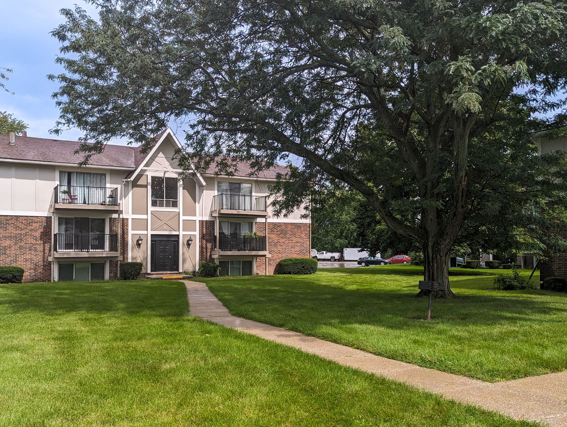 Gallery Camelot Place Apartments in Saginaw, MI