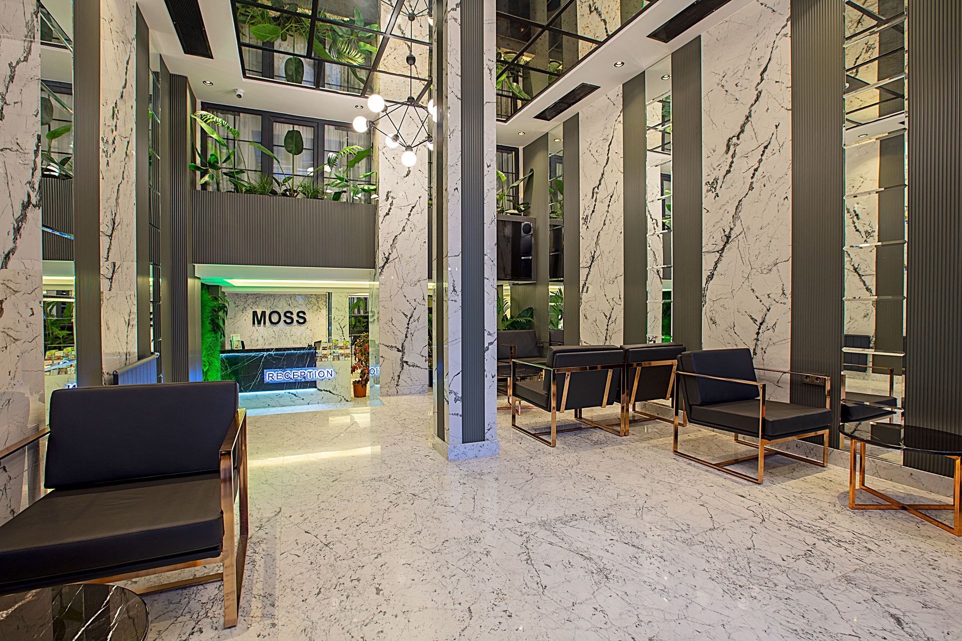  “MOSS” yazılı resepsiyon masası bulunan modern lobi.