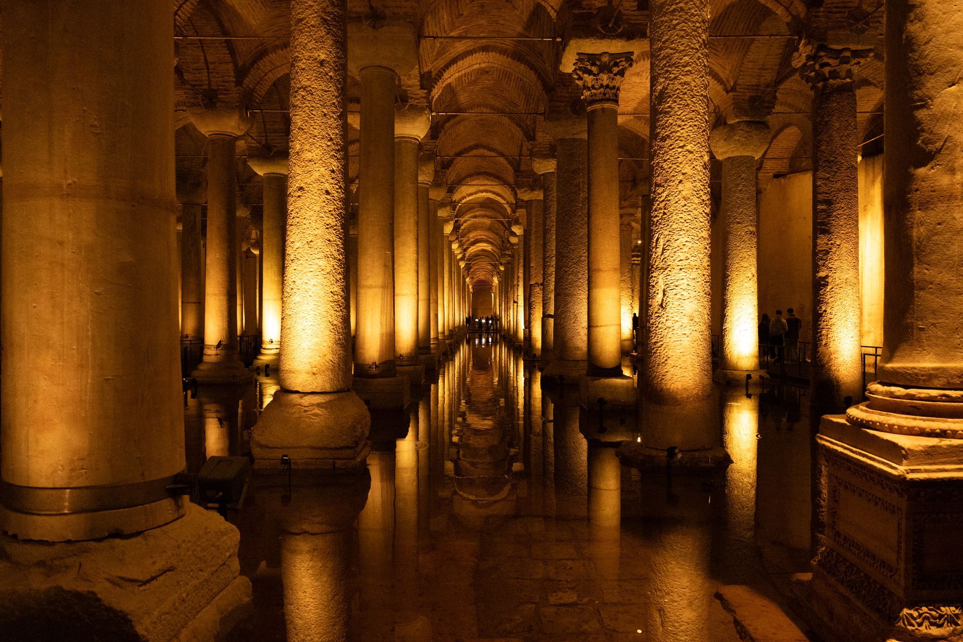Yeraltı sarnıcı, sudaki ışıklı sütun sıraları, İstanbul.