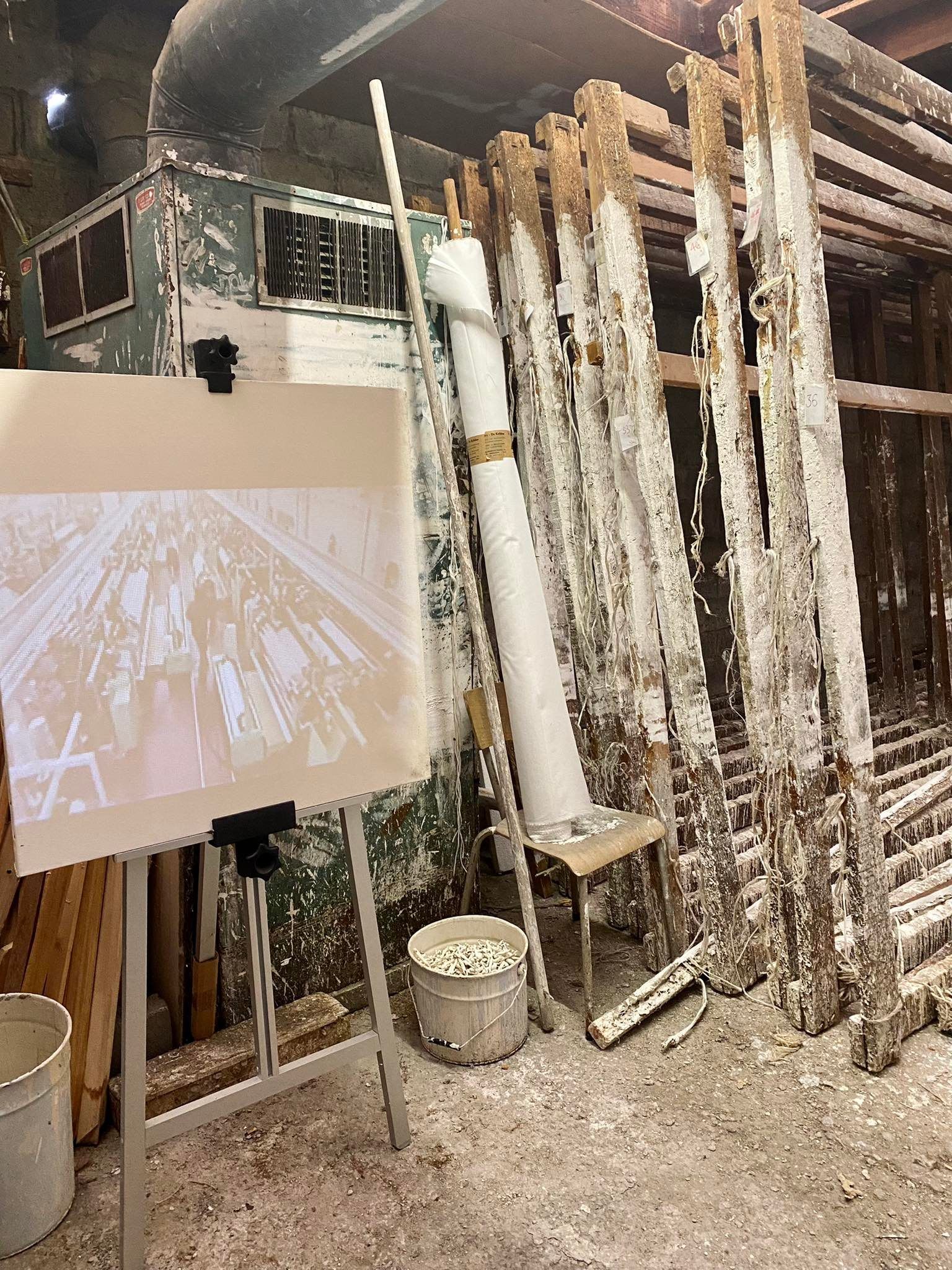 Atelier waar schildersdoek gemaakt wordt