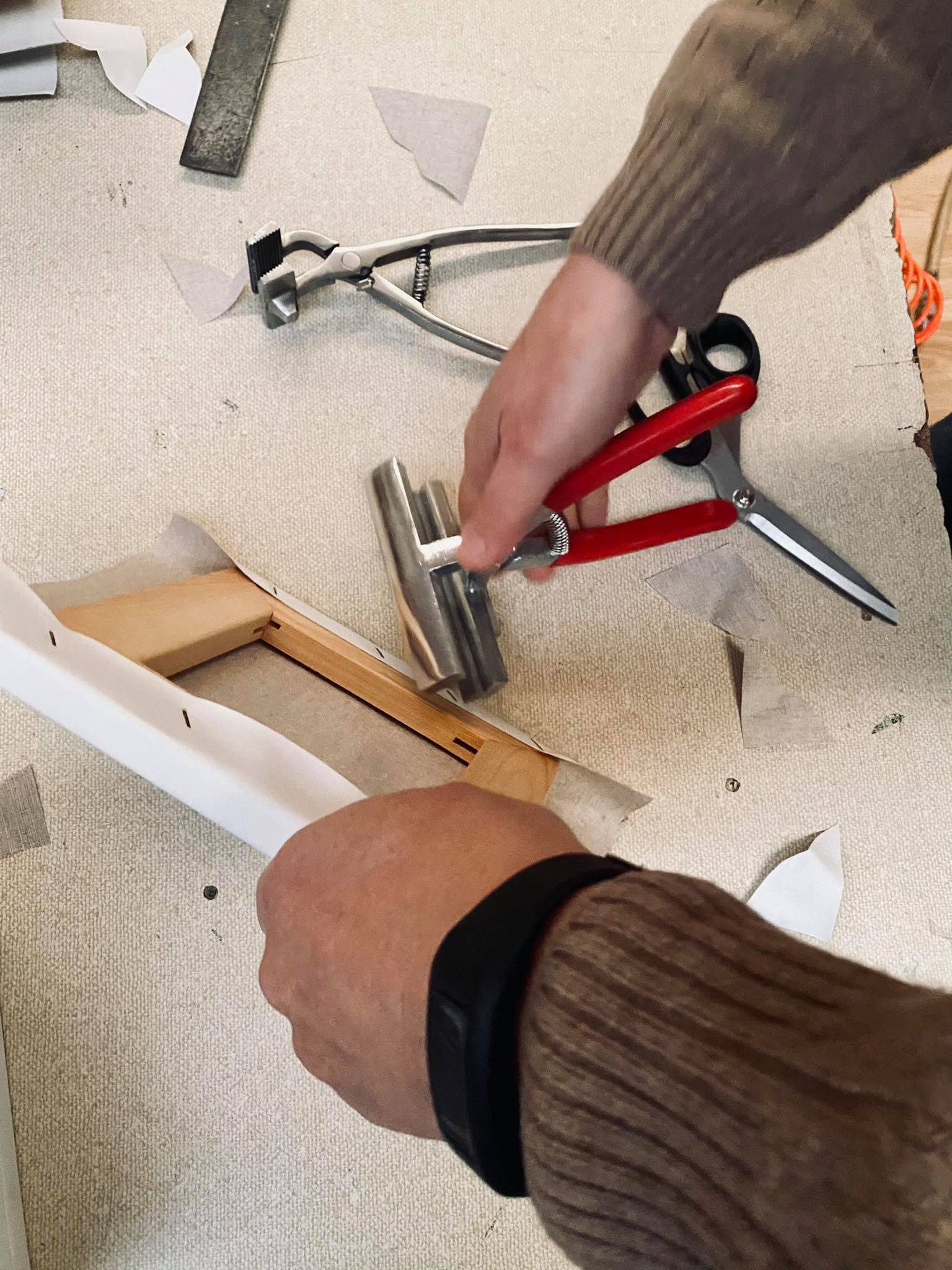 Discover our services, going from stretching canvas to selling paint.