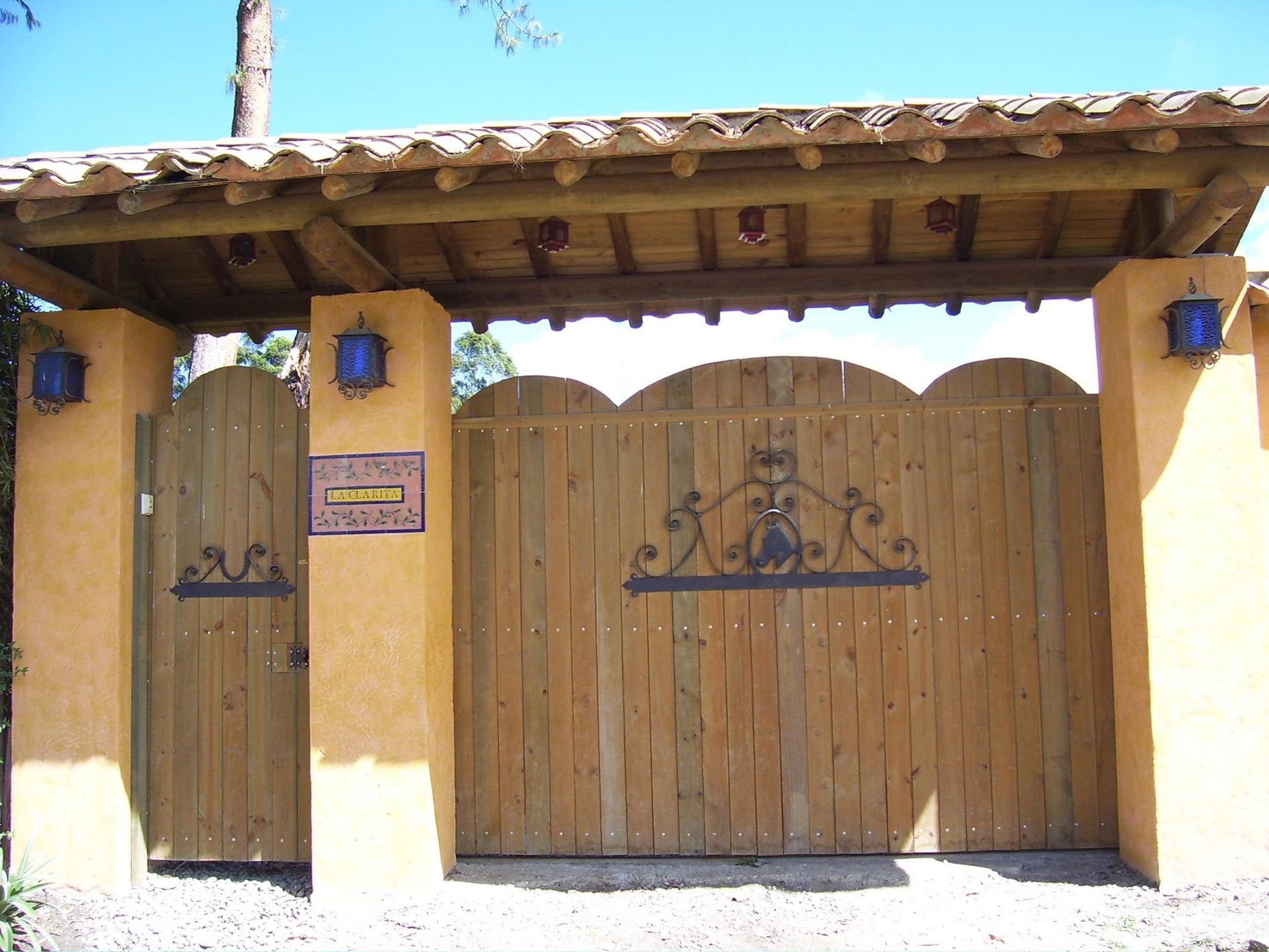 Maderas y Aserríos Nariño, Venta de Madera para puertas, portones y techos en Santa Fe de Antioquia y San Jerónimo.