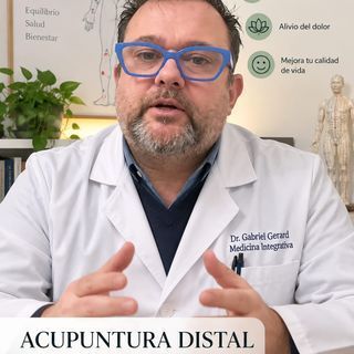 Médico con bata blanca y gafas azules hablando en una clínica, con el texto «ACUPUNTURA DISTAL» visible.