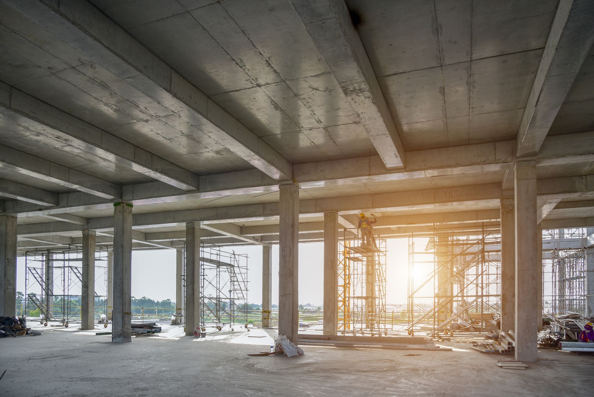 Le soleil brille à travers les fenêtres d'un immeuble en construction.