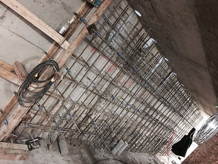 Une personne marche dans un bâtiment en construction