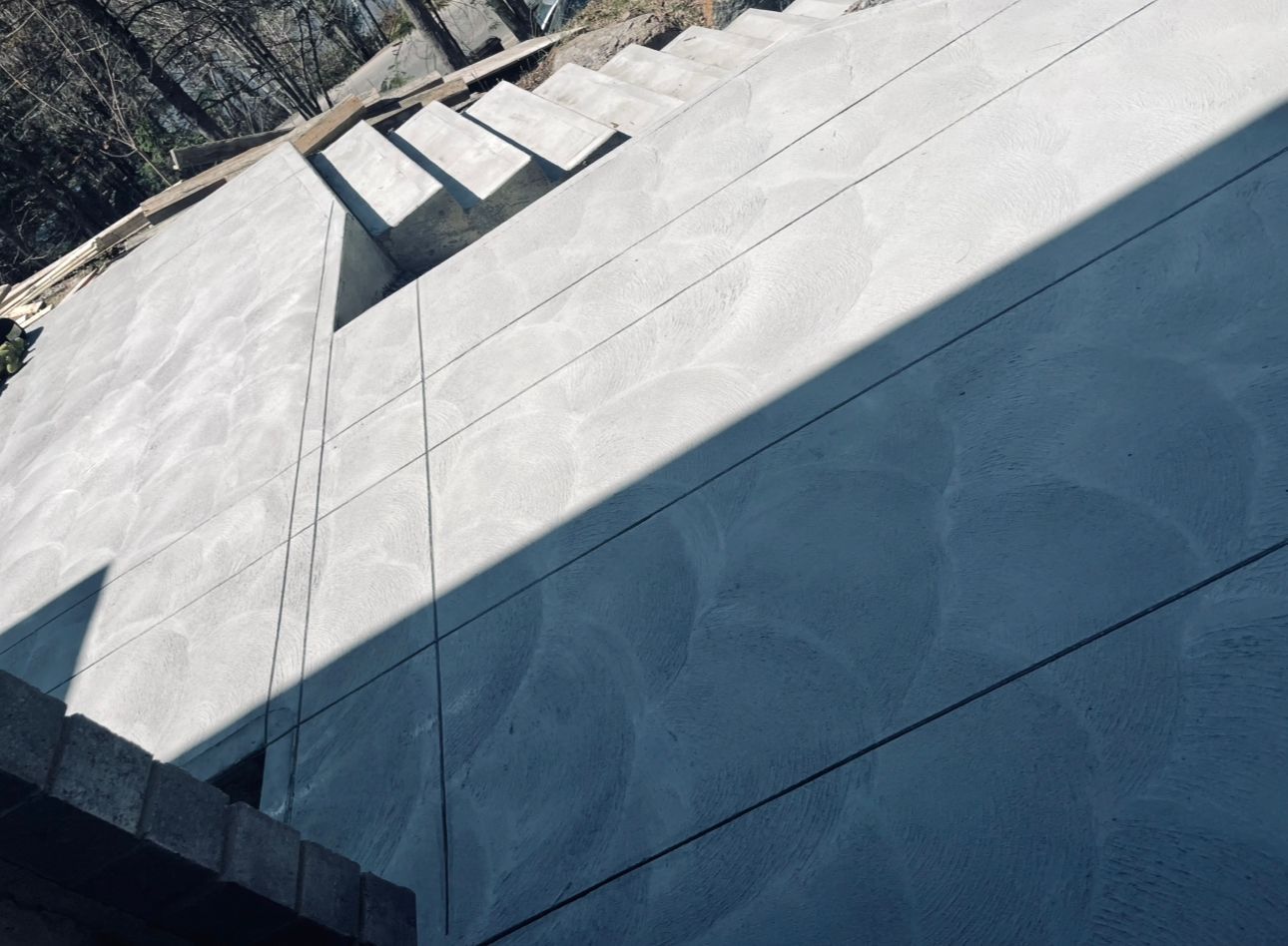 Un gros plan d'un mur en béton avec une ombre dessus